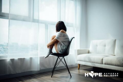 當「治療」成為親情的拉鋸戰：青少年癌症家庭如何跨越溝通的深水區？